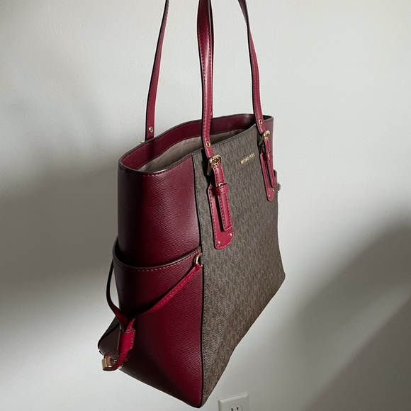 MICHAEL KORS
Voyager Medium Logo Tote Bag - Picture 3 of 7